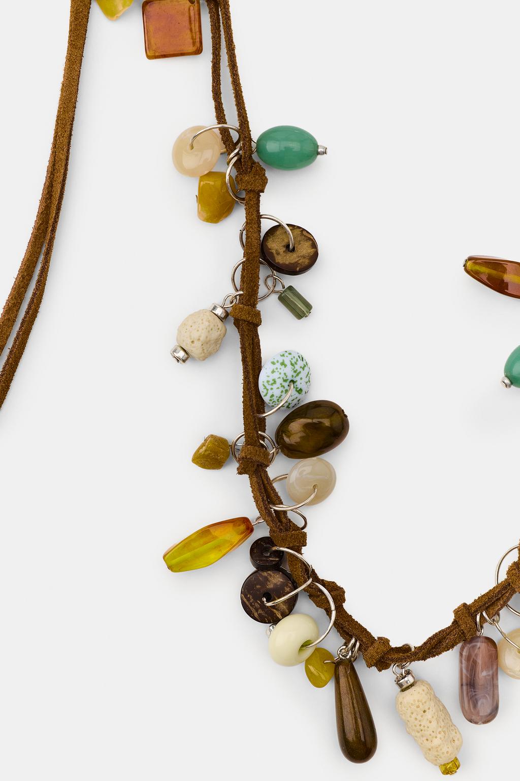 Ожерелье из шнура с камнями