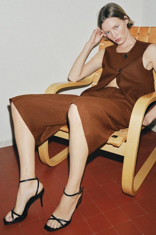 Босоножки на каблуке с перекрещивающимися ремешками- Заказать в России