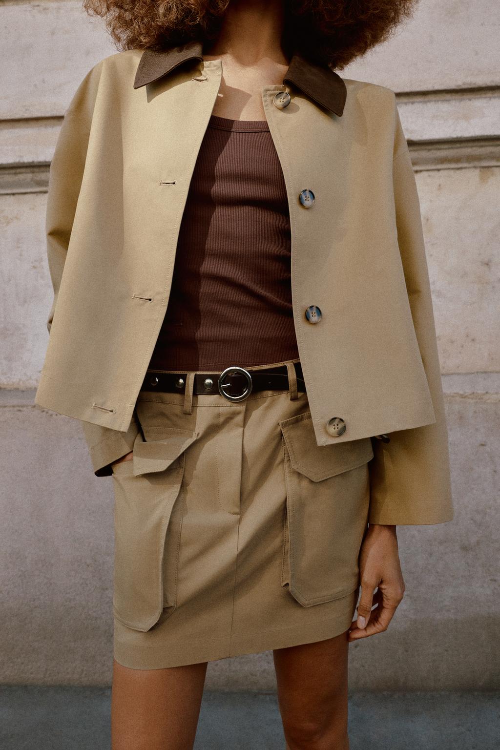 УКОРОЧЕННЫЙ ТРЕНЧ С КОМБИНИРОВАННЫМ ВОРОТНИКОМ