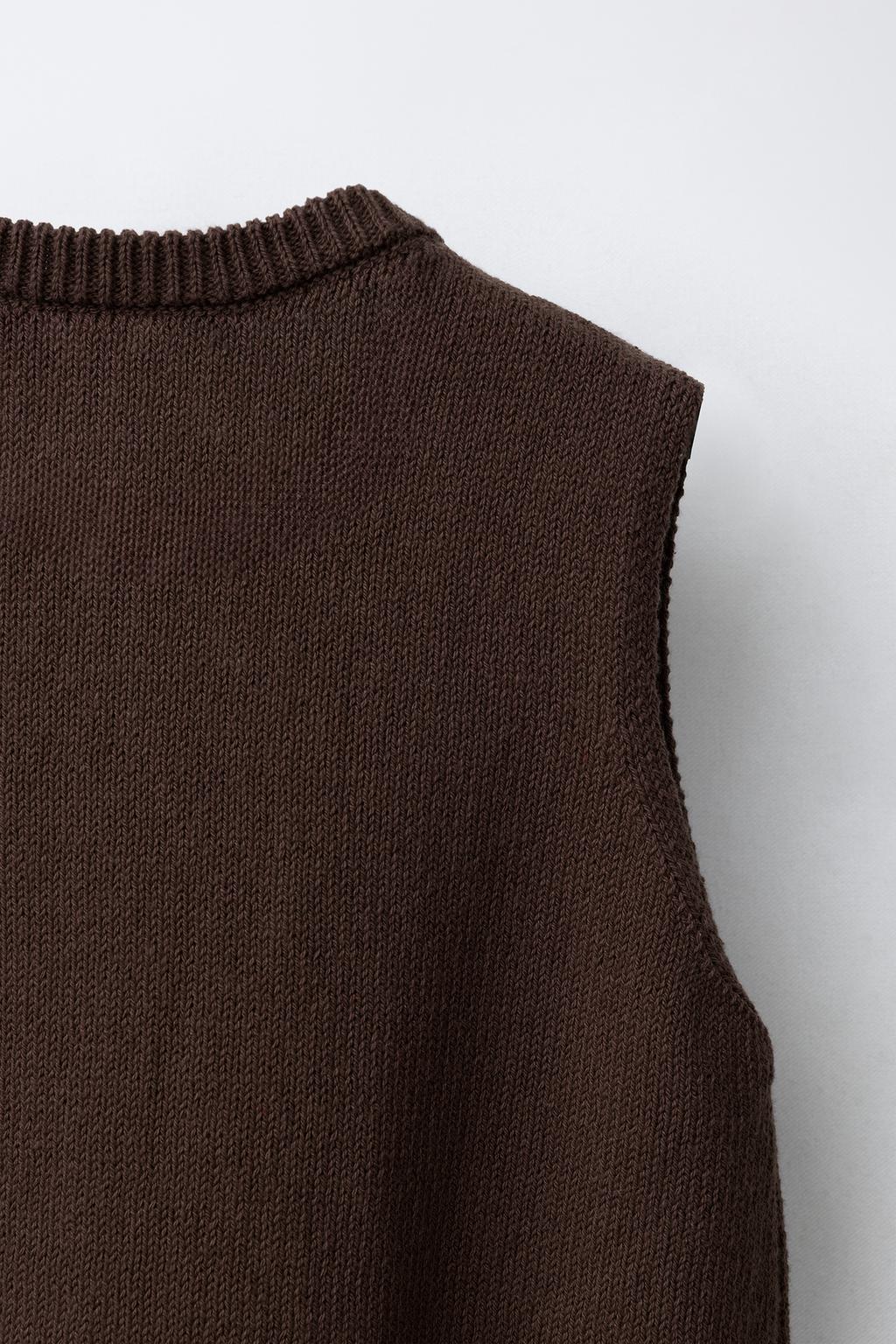 ТРИКОТАЖНЫЙ ЖИЛЕТ С ПУГОВИЦАМИ