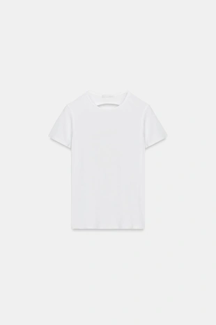 Футболка с вырезом сзади