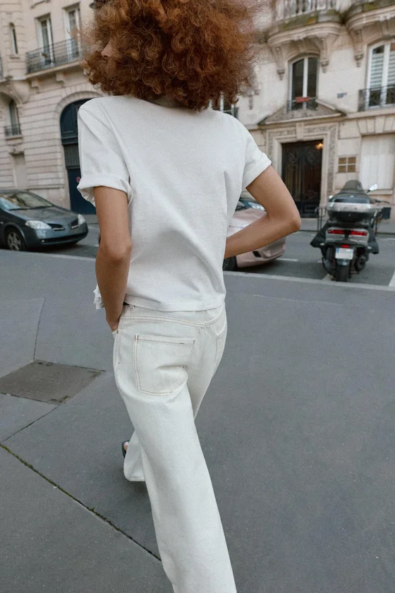 ФУТБОЛКА С ОБЪЕМНЫМ ЦВЕТОЧНЫМ ДЕКОРОМ