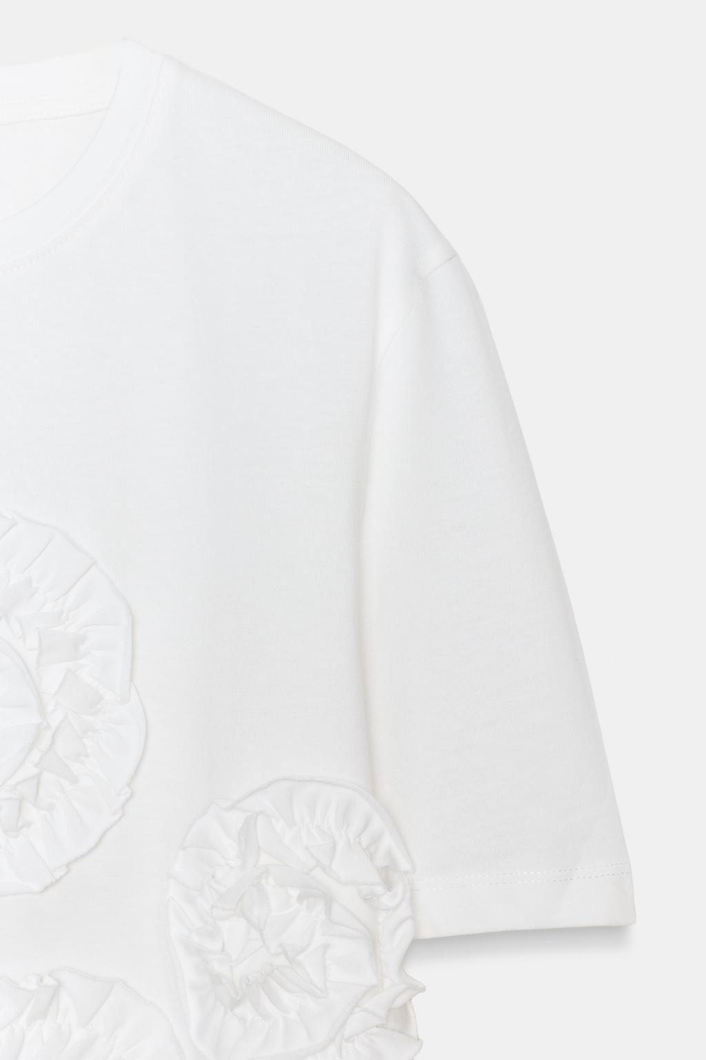 ФУТБОЛКА С ОБЪЕМНЫМ ЦВЕТОЧНЫМ ДЕКОРОМ