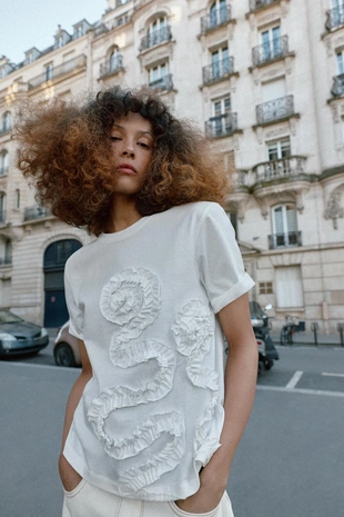 Футболка с объемным цветочным декором- Заказать в России