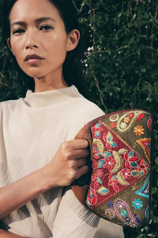 Сумка-коробочка с деревянными деталями и вышивкой- Заказать в России