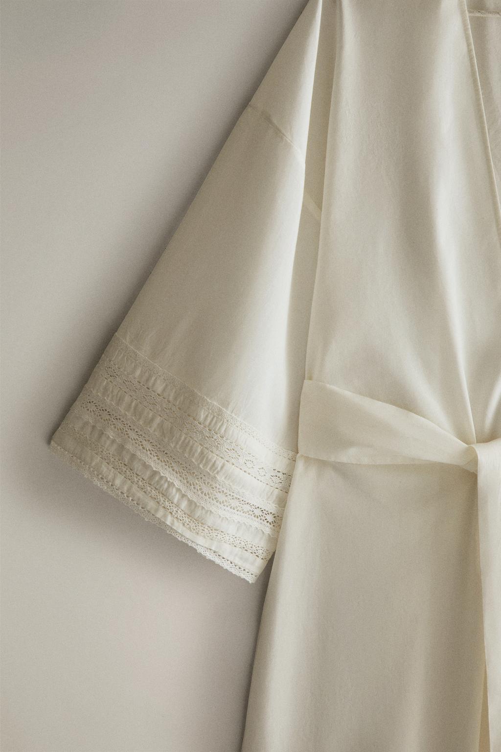 Халат с кружевными деталями