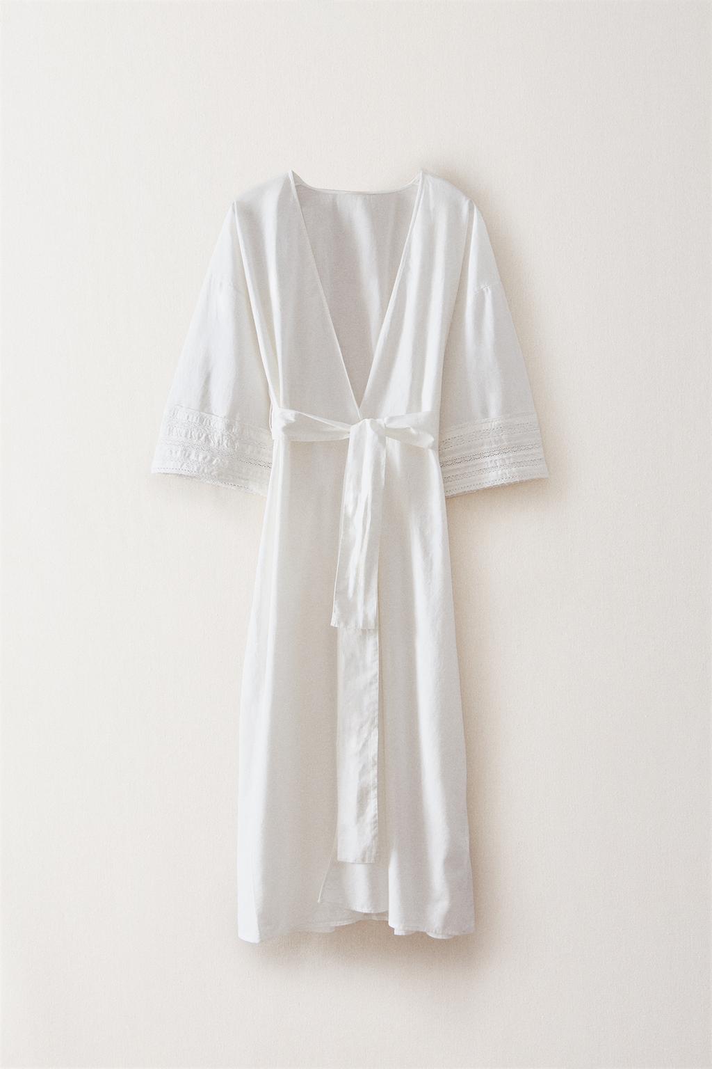 Халат с кружевными деталями