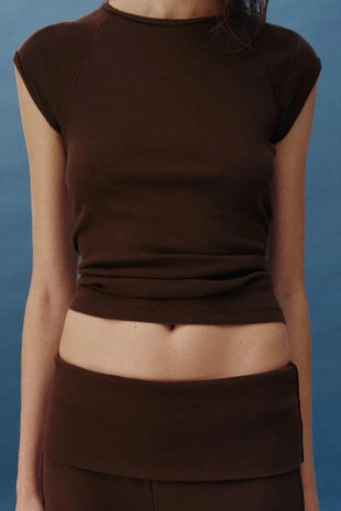 Футболка с эффектом потертости и регланом