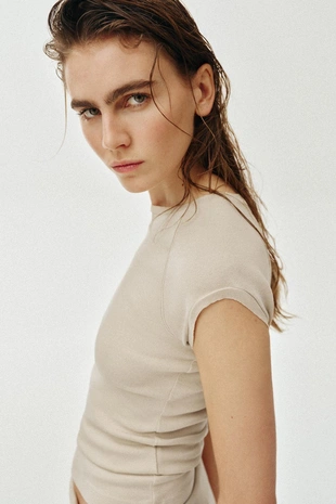 Футболка с эффектом потертости и регланом- Заказать в России