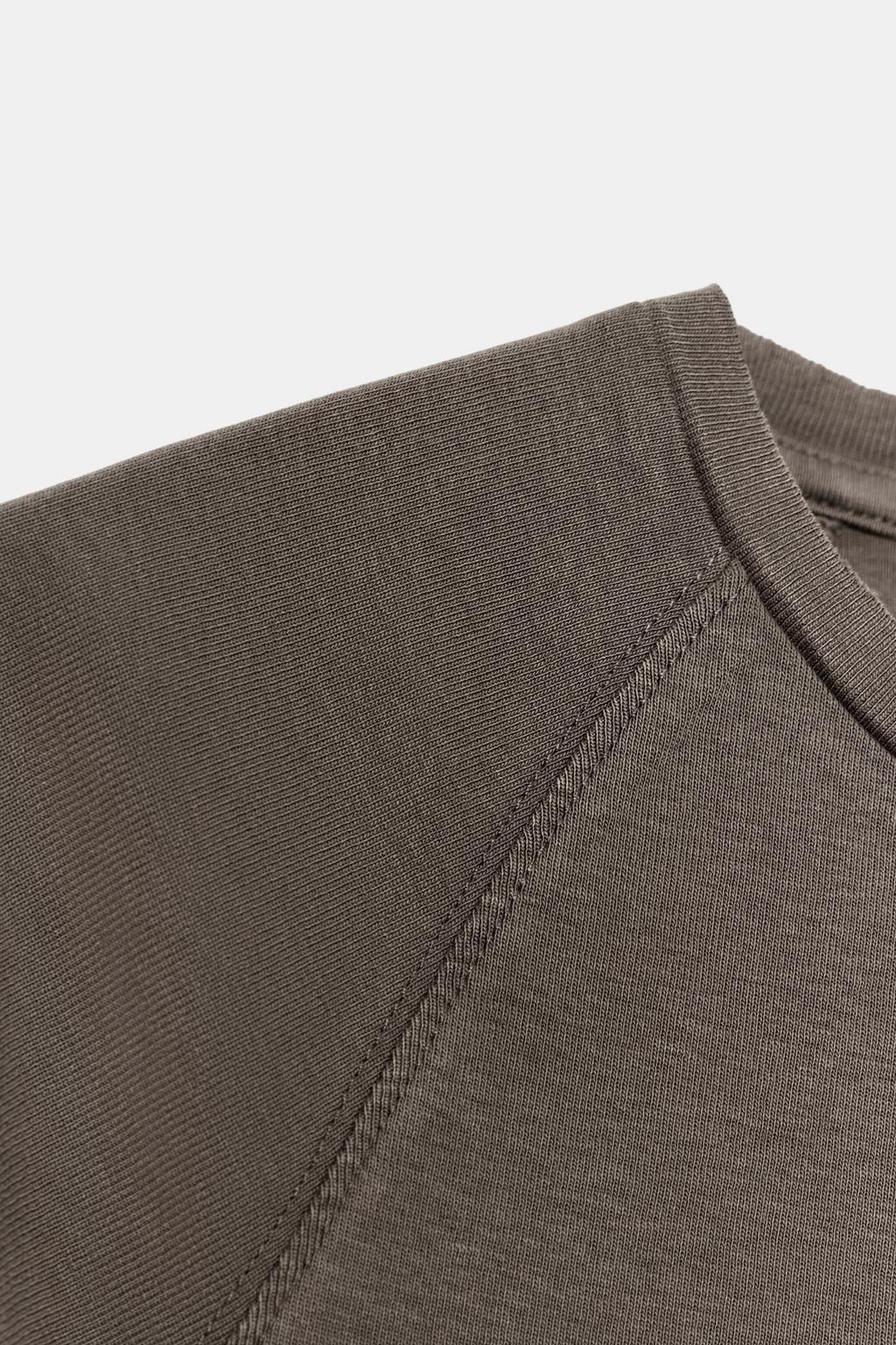 ФУТБОЛКА С ЭФФЕКТОМ ПОТЕРТОСТИ И РЕГЛАНОМ