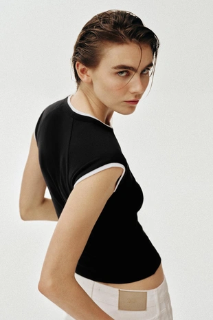 Футболка с эффектом двойного рукава