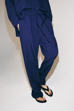 Брюки в пижамном стиле с текстурой — коллекция Zara «Zw»- Заказать в России