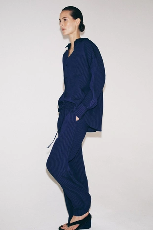 Брюки в пижамном стиле с текстурой — коллекция Zara «Zw»- Заказать в России