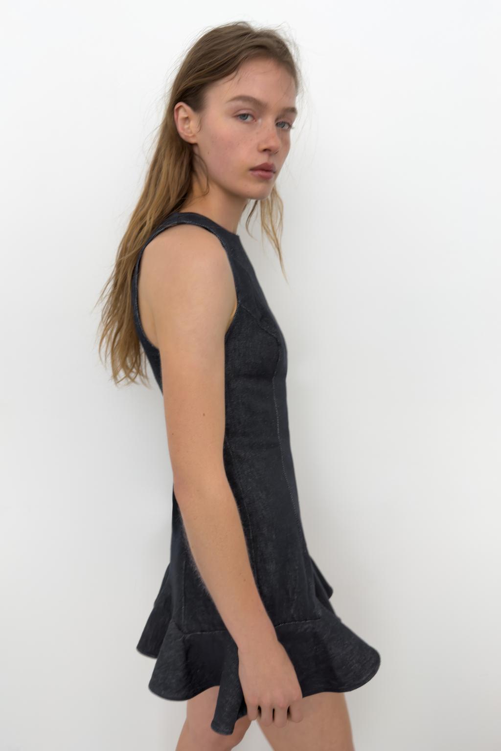 ДЖИНСОВОЕ ПЛАТЬЕ TRF С ВОЛАНАМИ