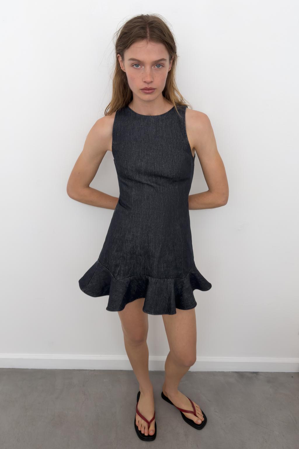 ДЖИНСОВОЕ ПЛАТЬЕ TRF С ВОЛАНАМИ