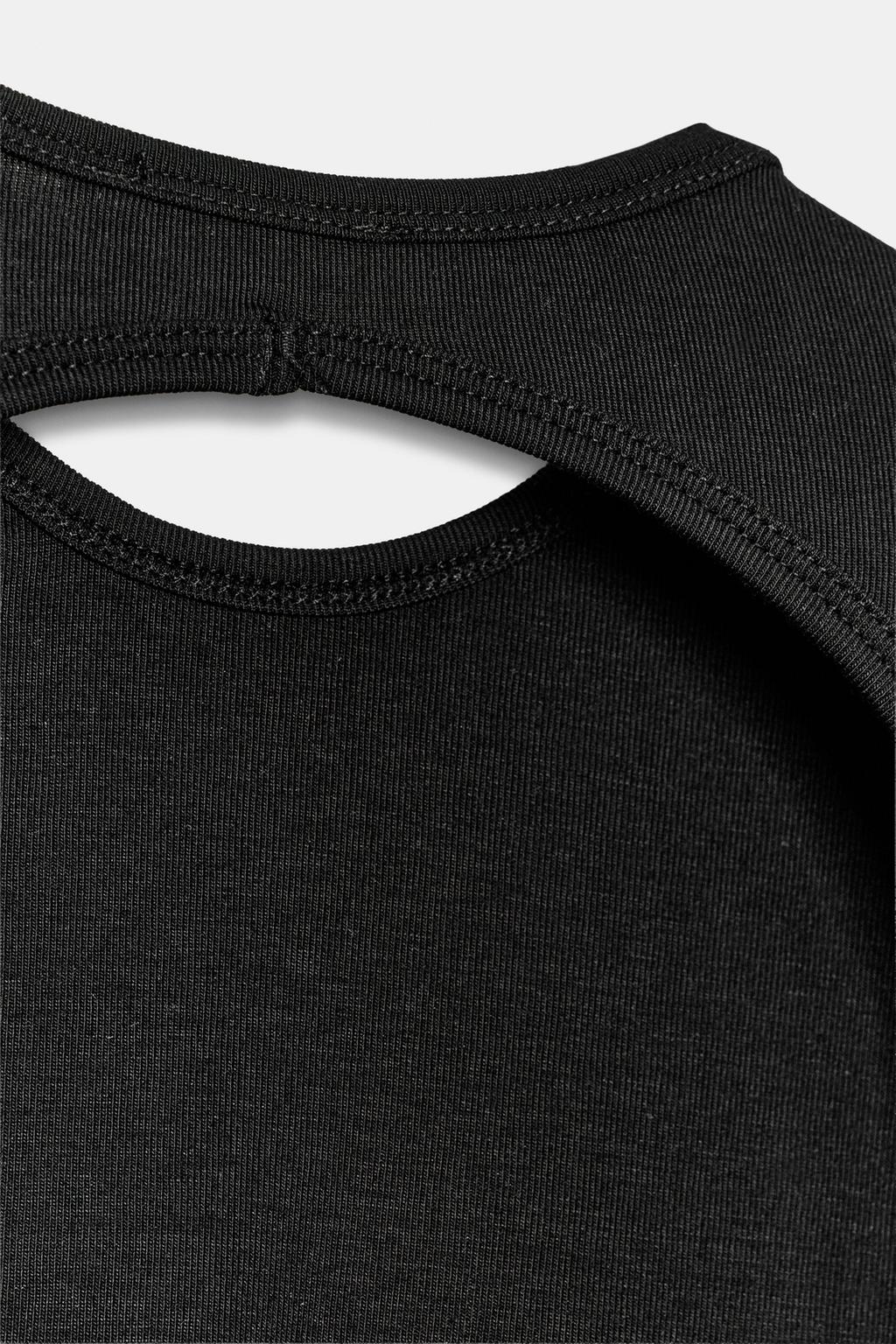 ФУТБОЛКА С ВЫРЕЗОМ НА СПИНЕ