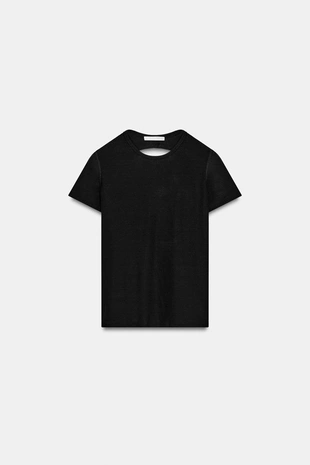 Футболка с вырезом на спине