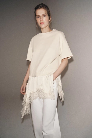 Комбинированная футболка с кружевом