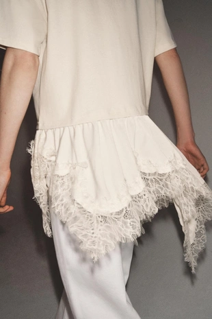 Комбинированная футболка с кружевом