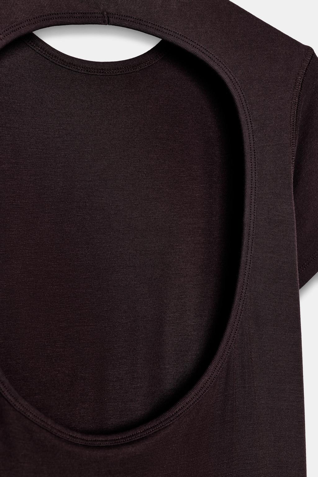 ФУТБОЛКА С ВЫРЕЗОМ НА СПИНЕ