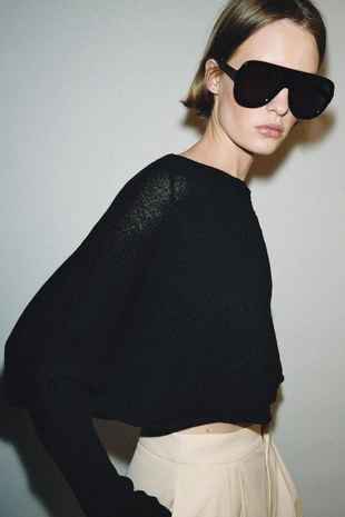 Укороченный свитер с рукавами «летучая мышь»