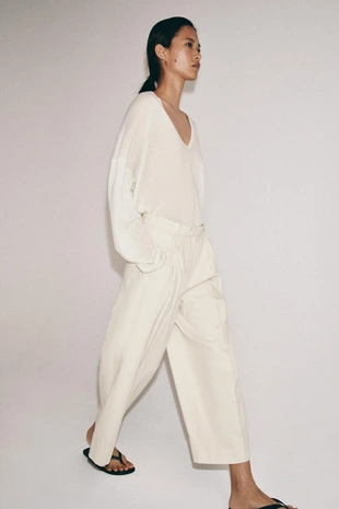 Тонкий трикотажный свитер с V-образным вырезом- Заказать в России