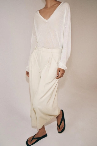 Тонкий трикотажный свитер с V-образным вырезом- Заказать в России