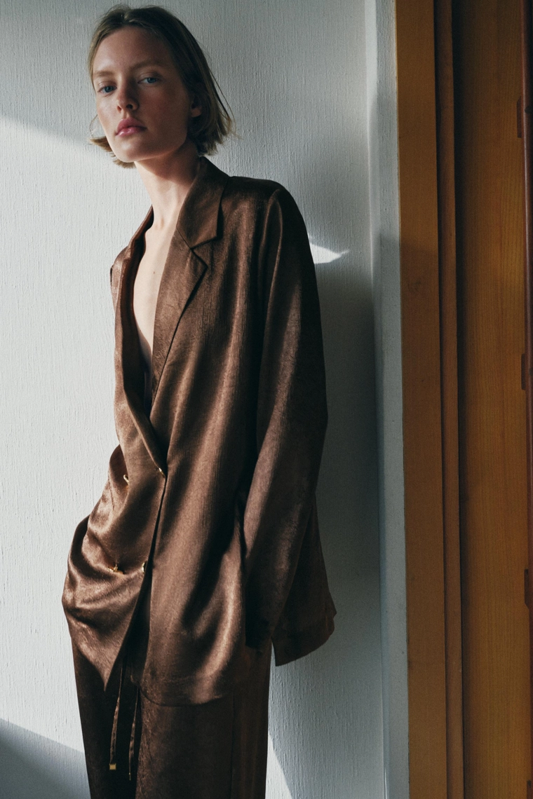 Комплект брюк из жидкого материала с эффектом морщин