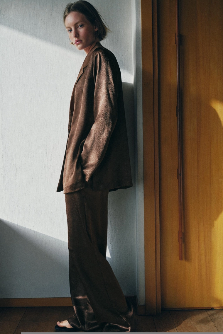 Комплект брюк из жидкого материала с эффектом морщин