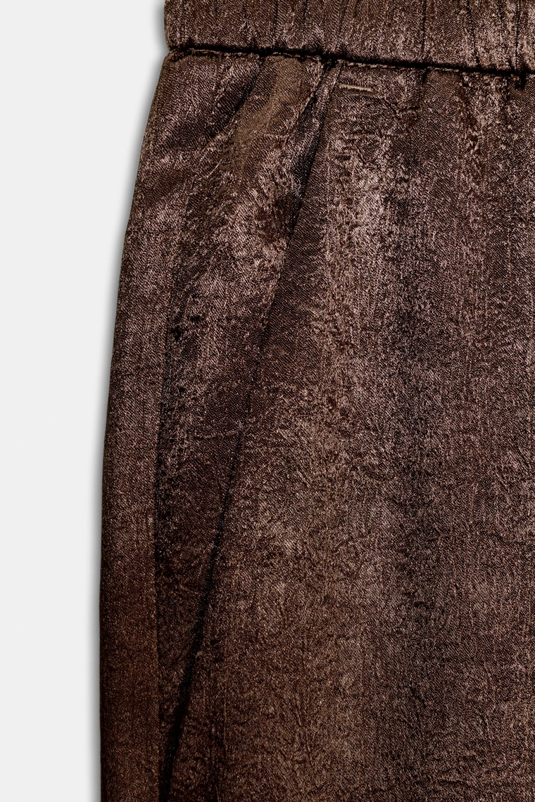 Комплект брюк из жидкого материала с эффектом морщин