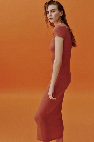 Длинное платье с короткими рукавами