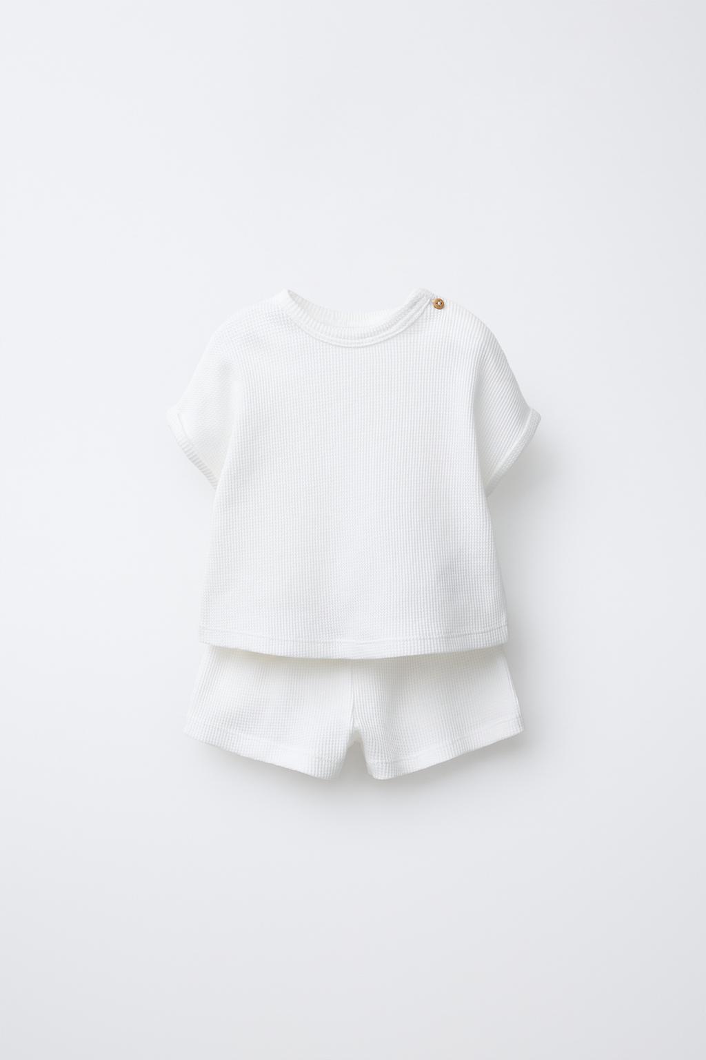 Набор из футболки с воротником-трапецией и бермуд