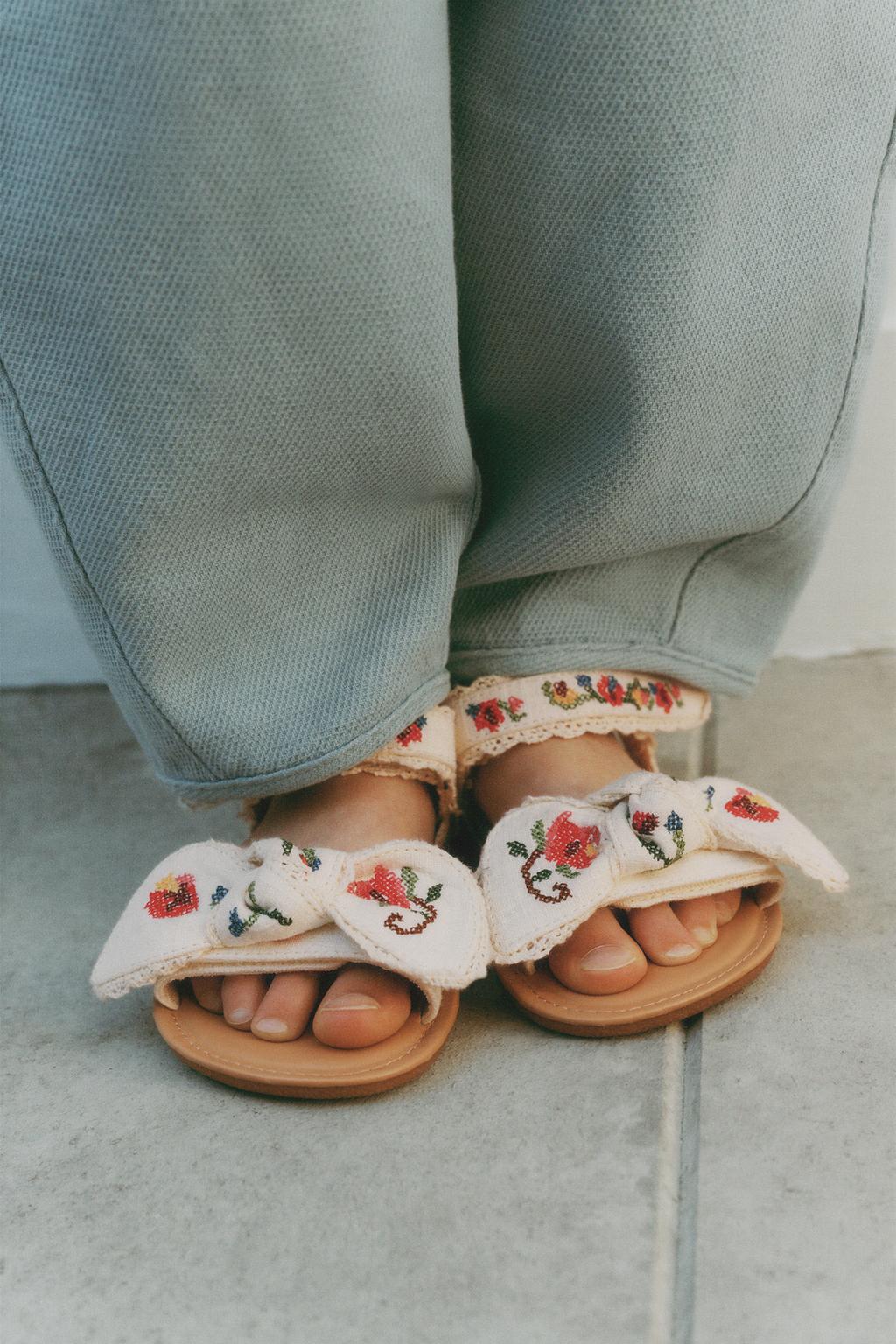 САНДАЛИИ С ВЫШИВКОЙ
