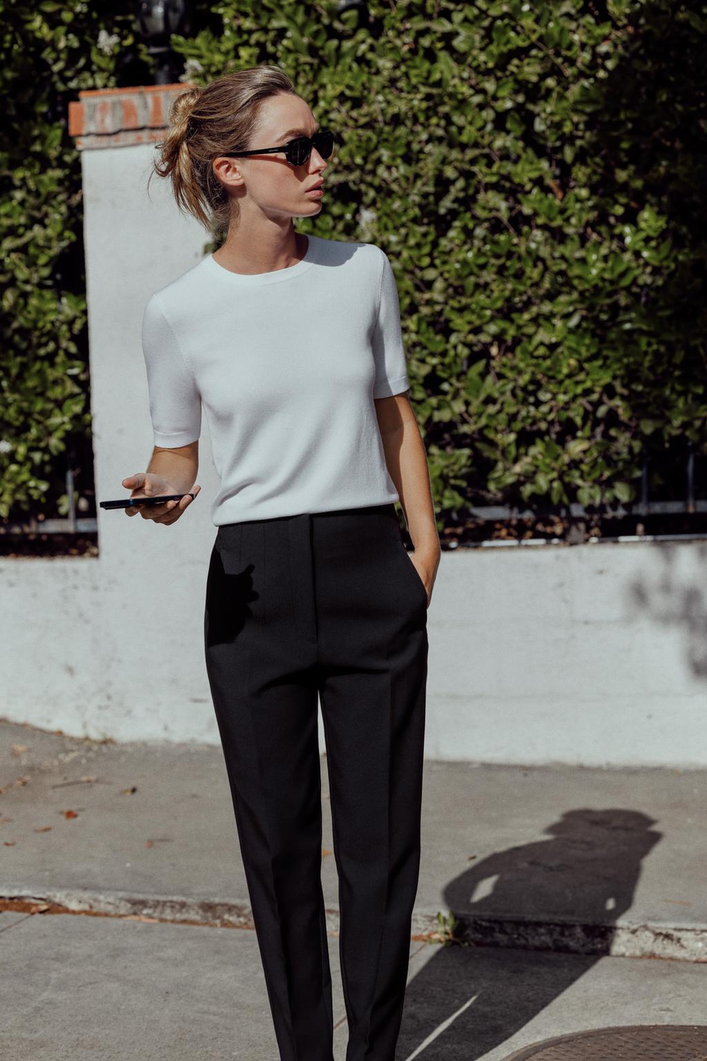 БАЗОВЫЙ ОДНОТОННЫЙ ТРИКОТАЖНЫЙ ТОП С КОРОТКИМИ РУКАВАМИ