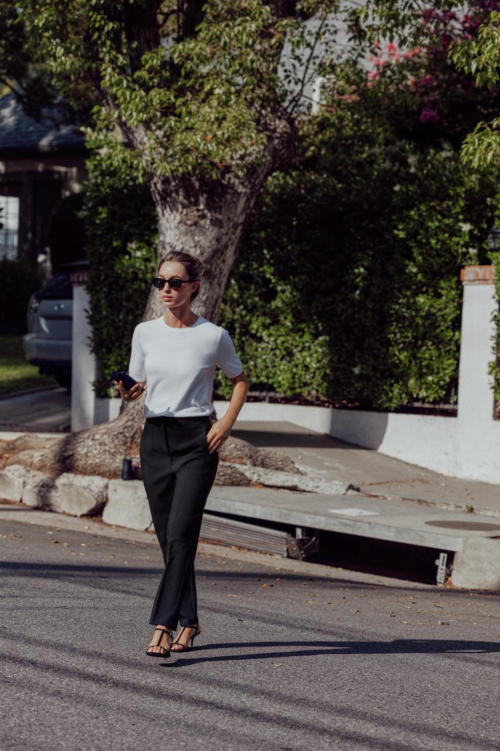 БАЗОВЫЙ ОДНОТОННЫЙ ТРИКОТАЖНЫЙ ТОП С КОРОТКИМИ РУКАВАМИ