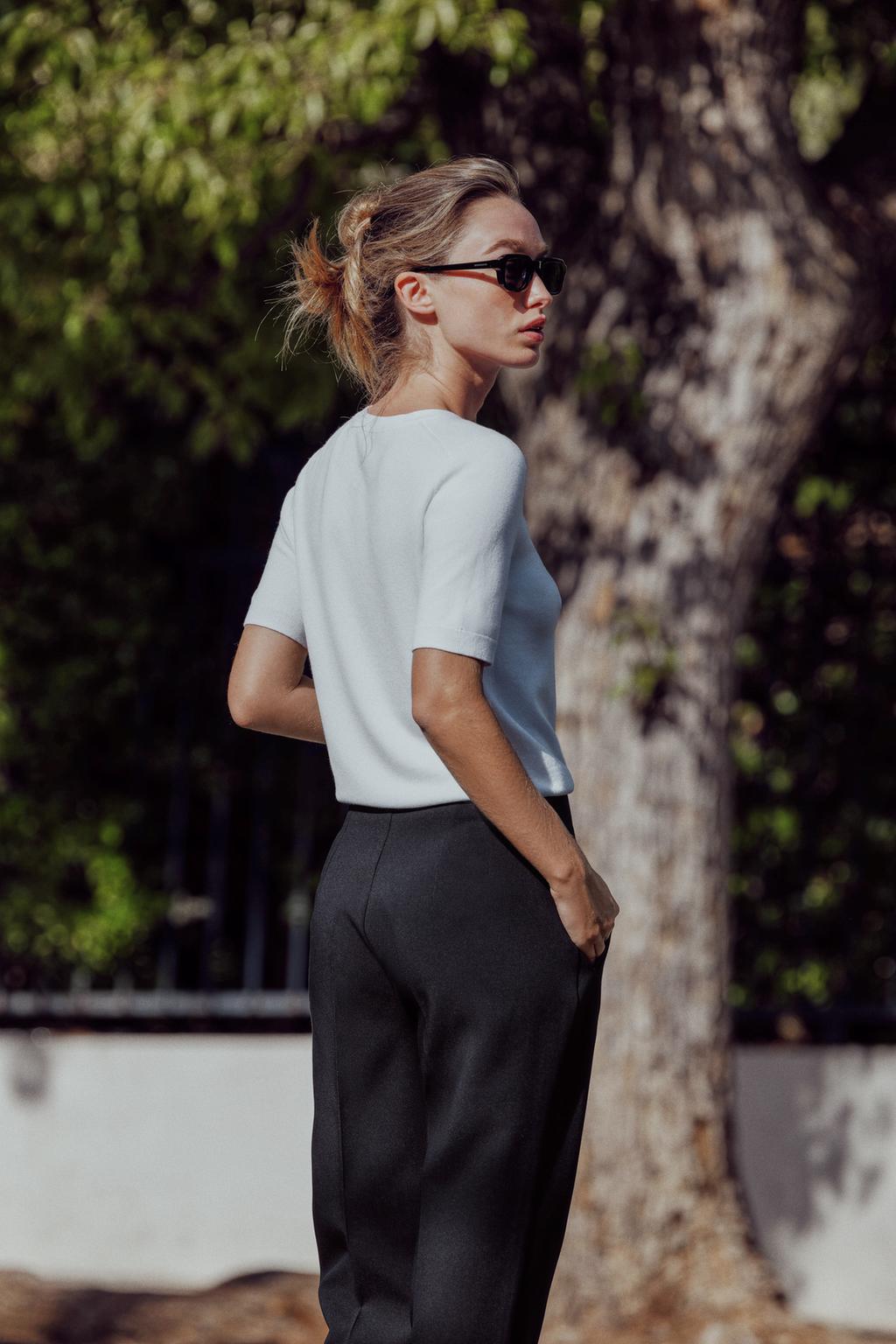 БАЗОВЫЙ ОДНОТОННЫЙ ТРИКОТАЖНЫЙ ТОП С КОРОТКИМИ РУКАВАМИ