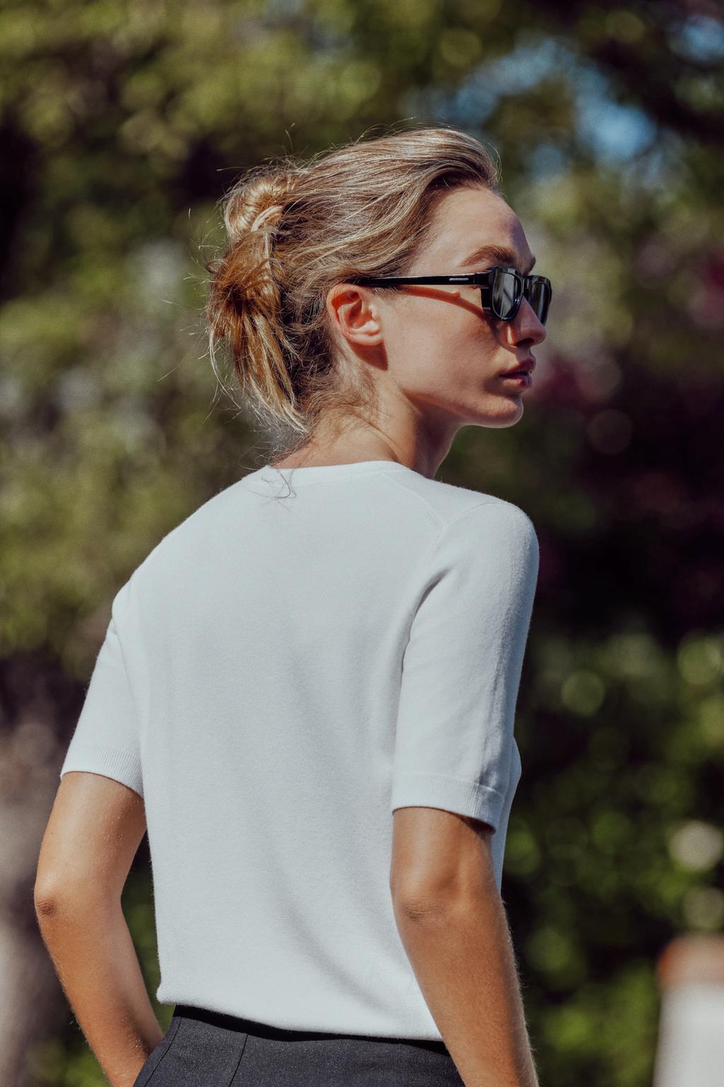 БАЗОВЫЙ ОДНОТОННЫЙ ТРИКОТАЖНЫЙ ТОП С КОРОТКИМИ РУКАВАМИ