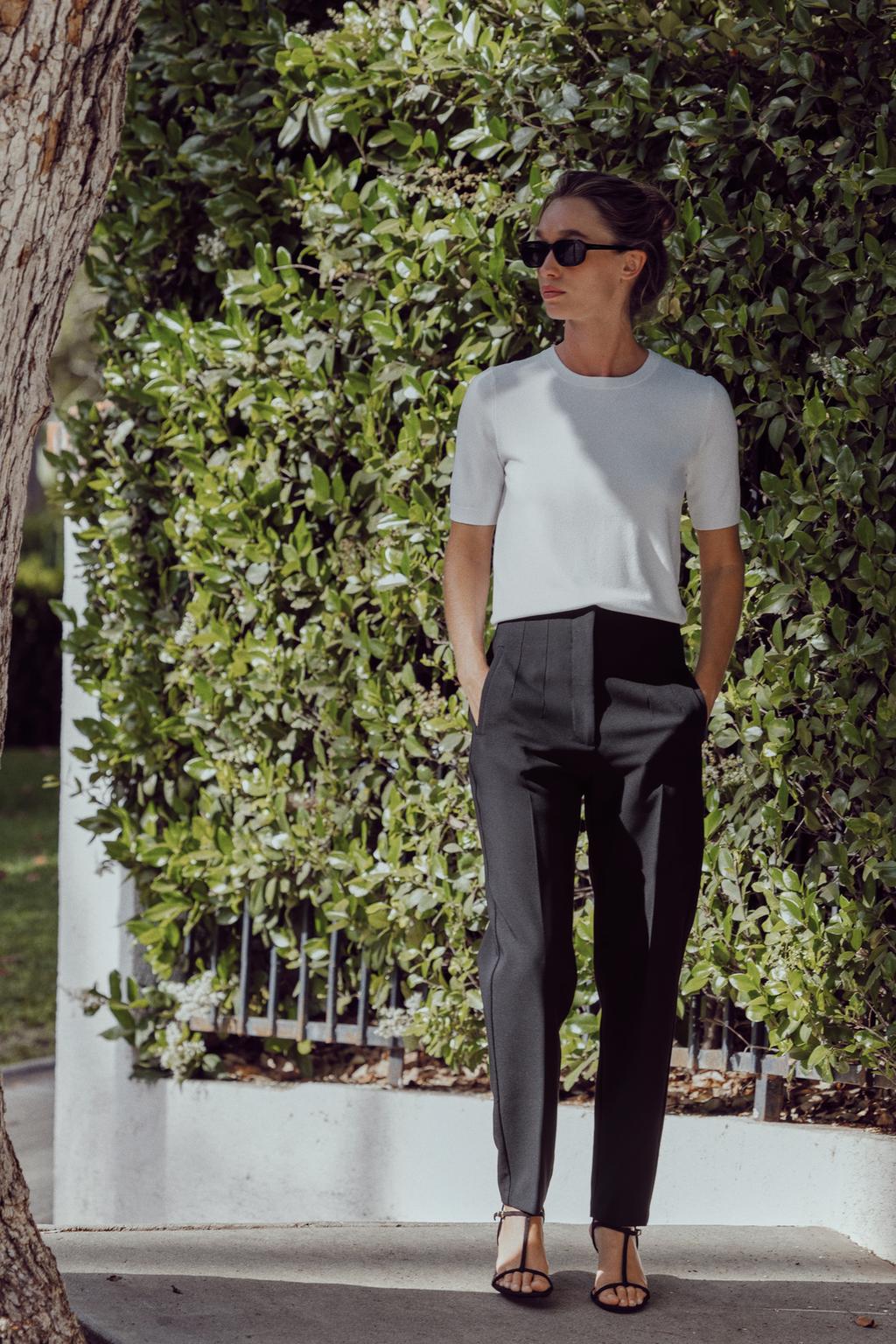 БАЗОВЫЙ ОДНОТОННЫЙ ТРИКОТАЖНЫЙ ТОП С КОРОТКИМИ РУКАВАМИ