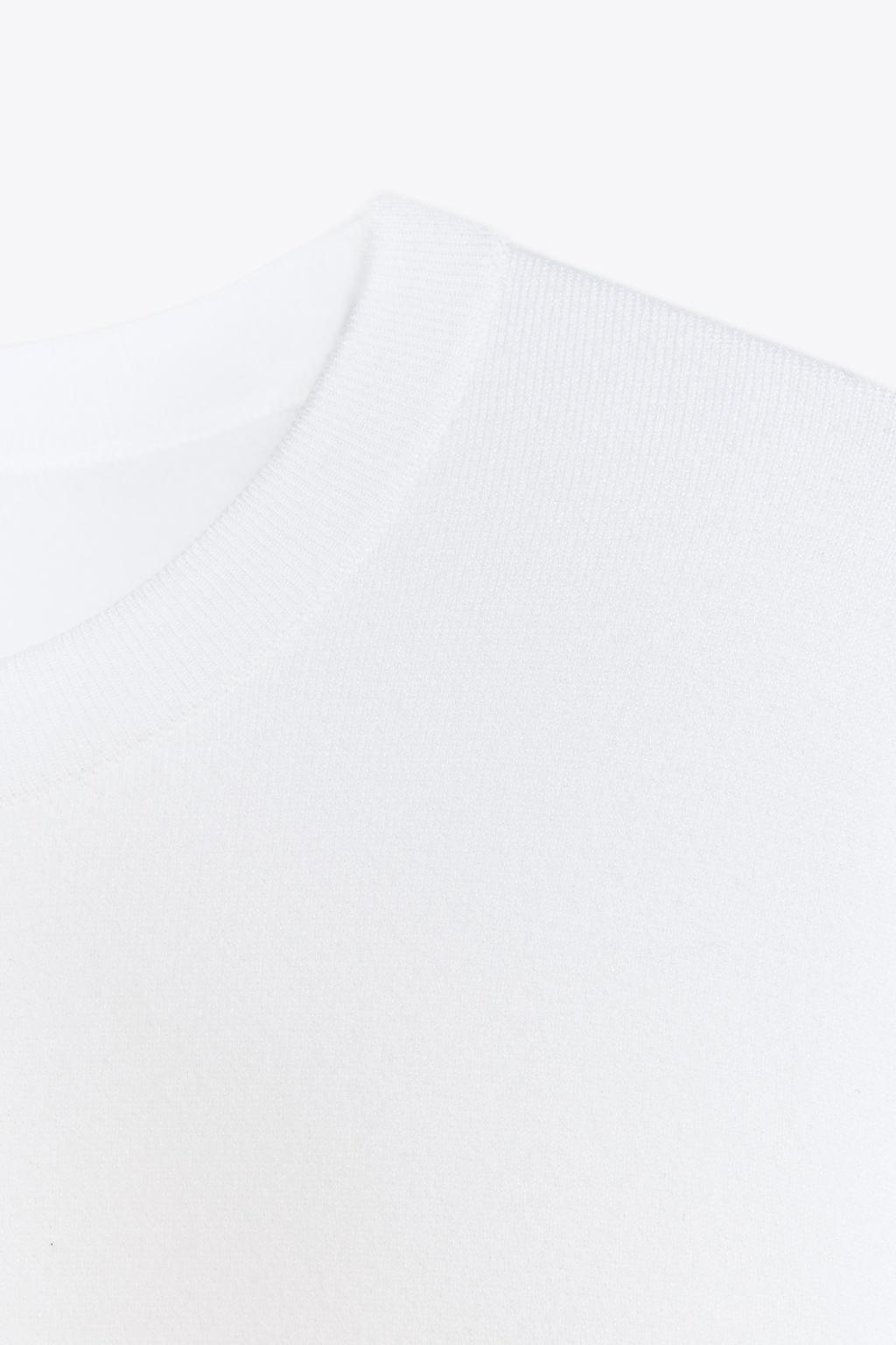 БАЗОВЫЙ ОДНОТОННЫЙ ТРИКОТАЖНЫЙ ТОП С КОРОТКИМИ РУКАВАМИ