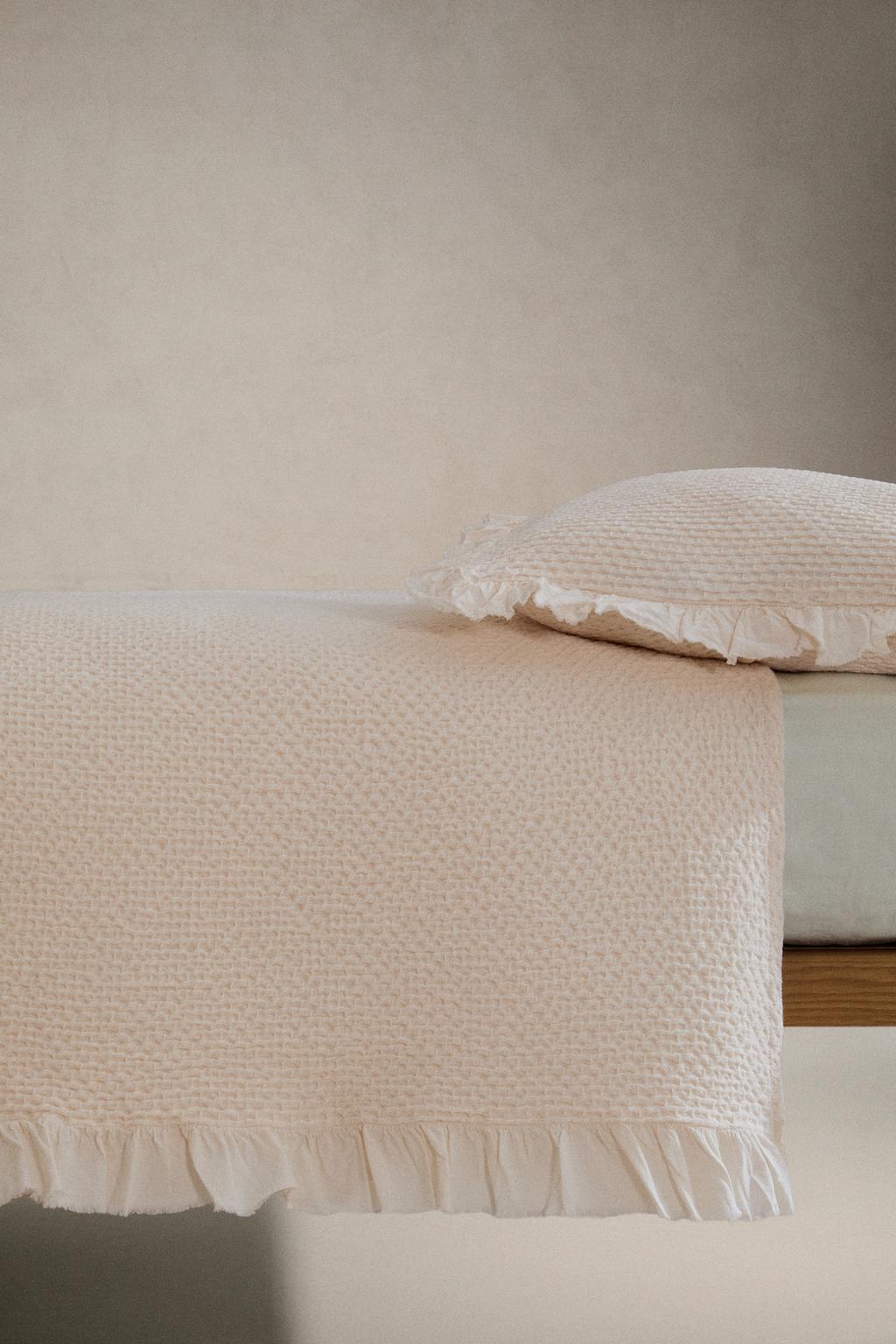 Детское одеяло с рельефным узором и оборками