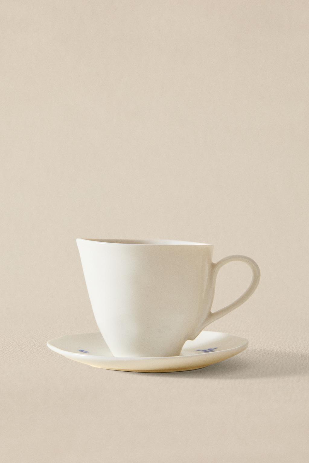 Чашка и блюдце с флористическим узором из фарфора