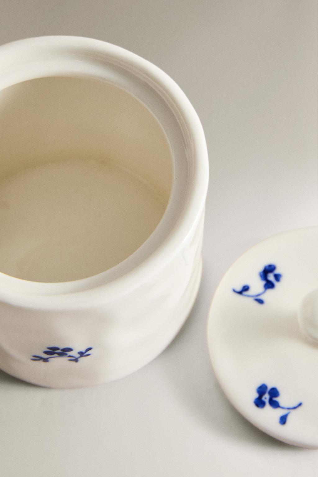 Фарфоровая сахарница с цветочными деталями