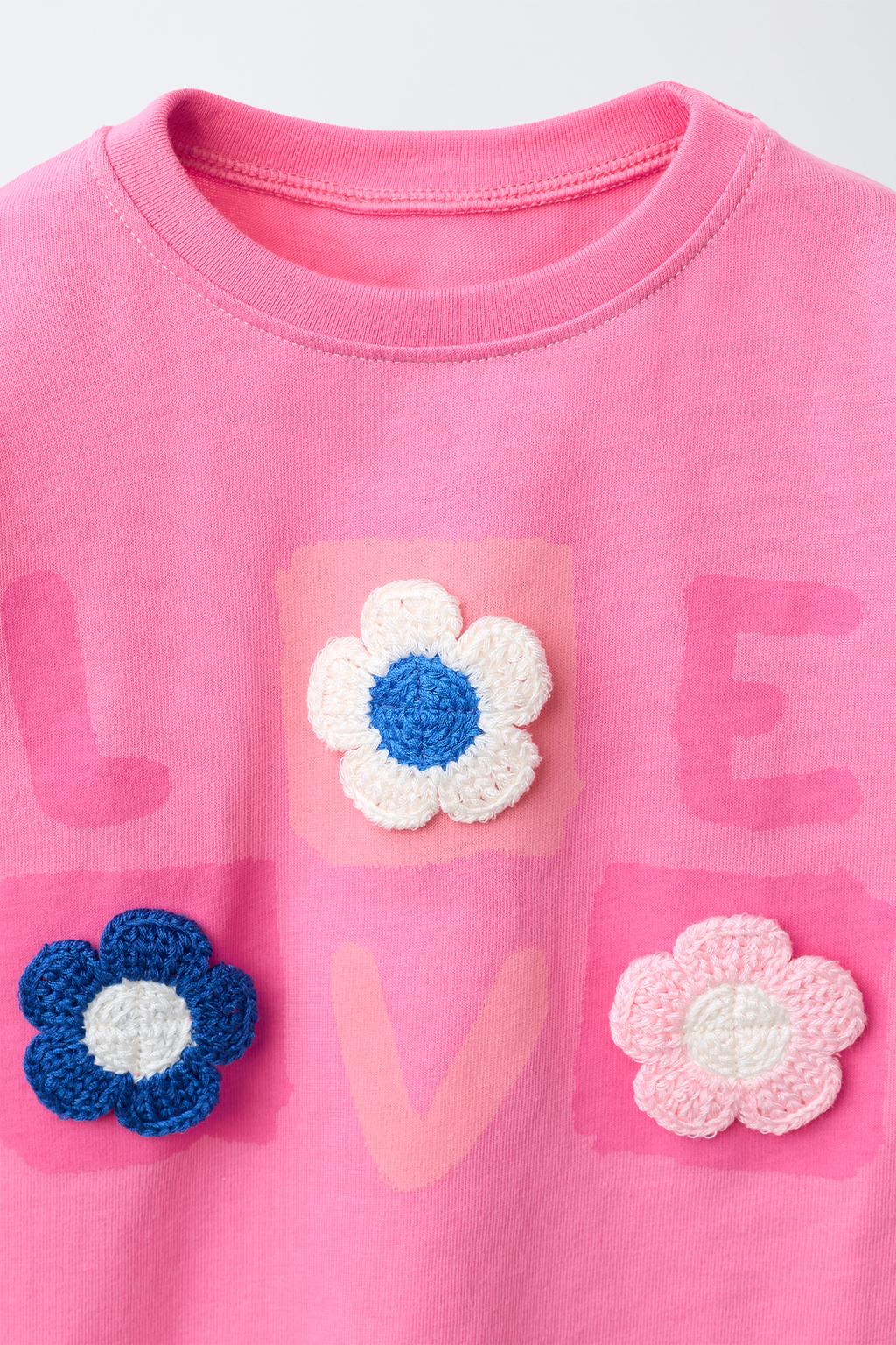 ФУТБОЛКА С ВЯЗАНЫМИ ЦВЕТАМИ