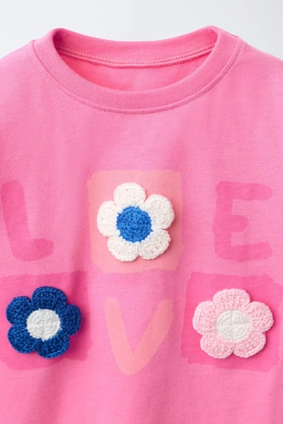 Футболка с вязаными цветами- Заказать в России