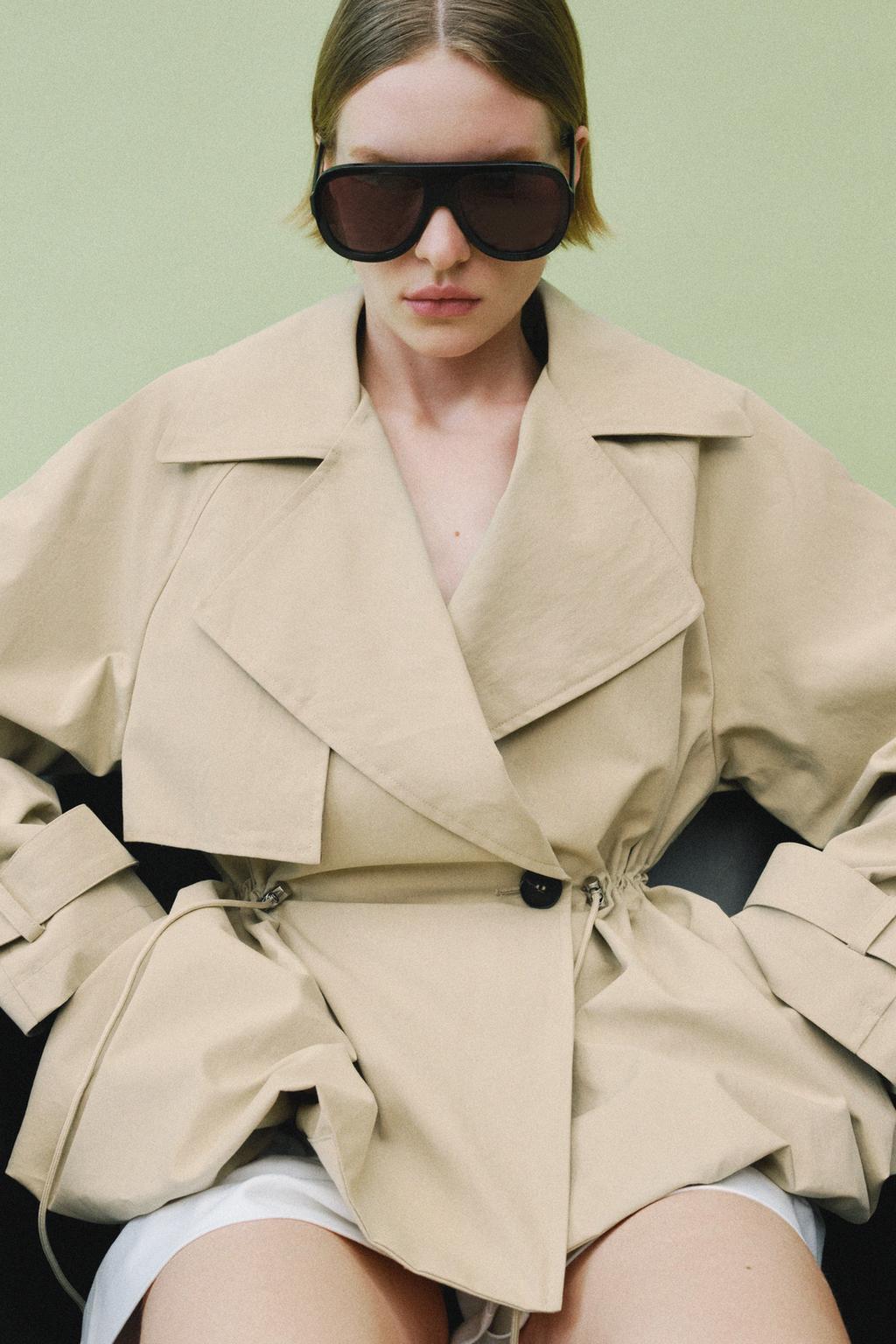 КОРОТКИЙ ТРЕНЧ С РЕГУЛИРУЕМОЙ ТАЛИЕЙ