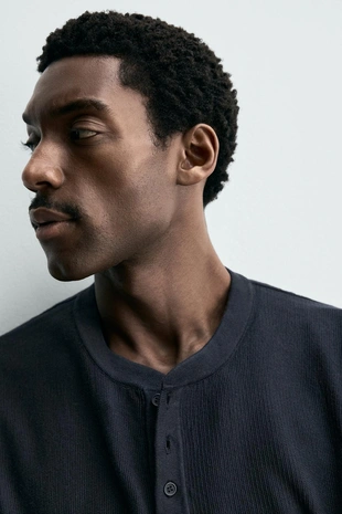 Футболка с воротником на пуговицах- Заказать в России