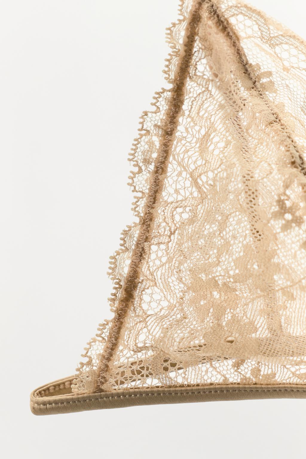 КРУЖЕВНОЙ БЮСТГАЛЬТЕР С ТРЕУГОЛЬНЫМИ ЧАШКАМИ