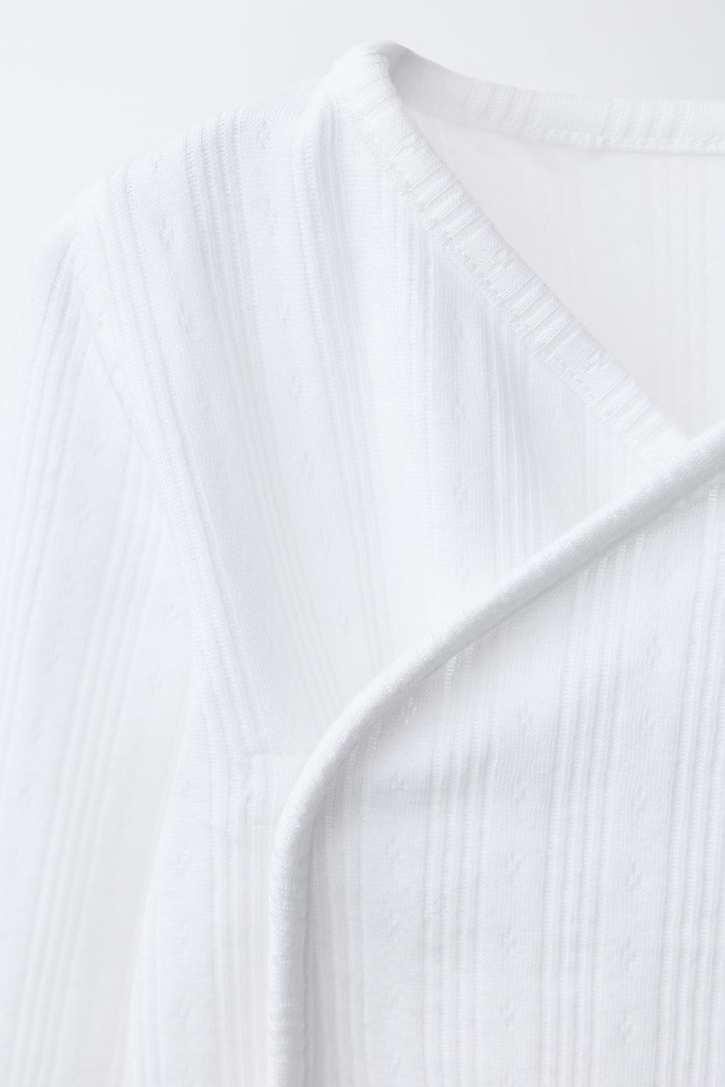 КОМПЛЕКТ ИЗ ФУТБОЛКИ И ЛЕГИНСОВ С РЕЛЬЕФНЫМ УЗОРОМ