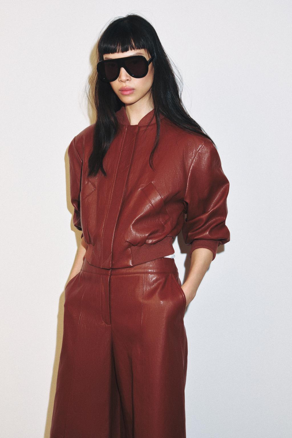 БОМБЕР ИЗ ИСКУССТВЕННОЙ КОЖИ С ПОДПЛЕЧНИКАМИ