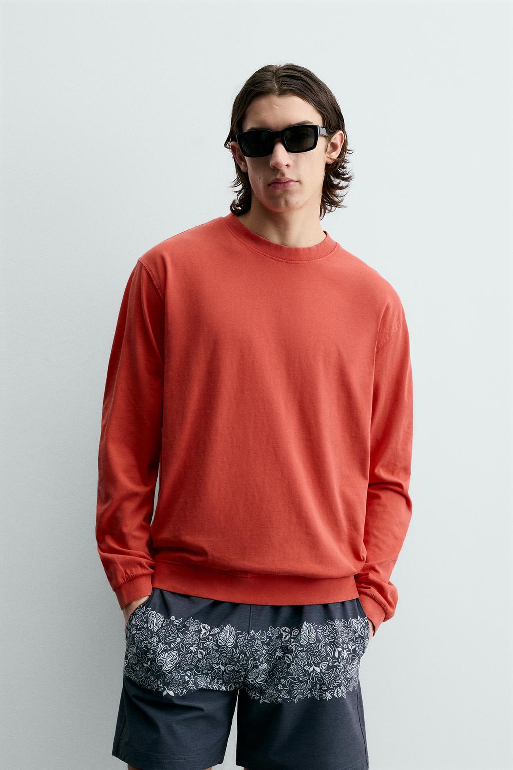 ТОЛСТОВКА С КРУГЛЫМ ВЫРЕЗОМ И ЭФФЕКТОМ ПОТЕРТОСТИ